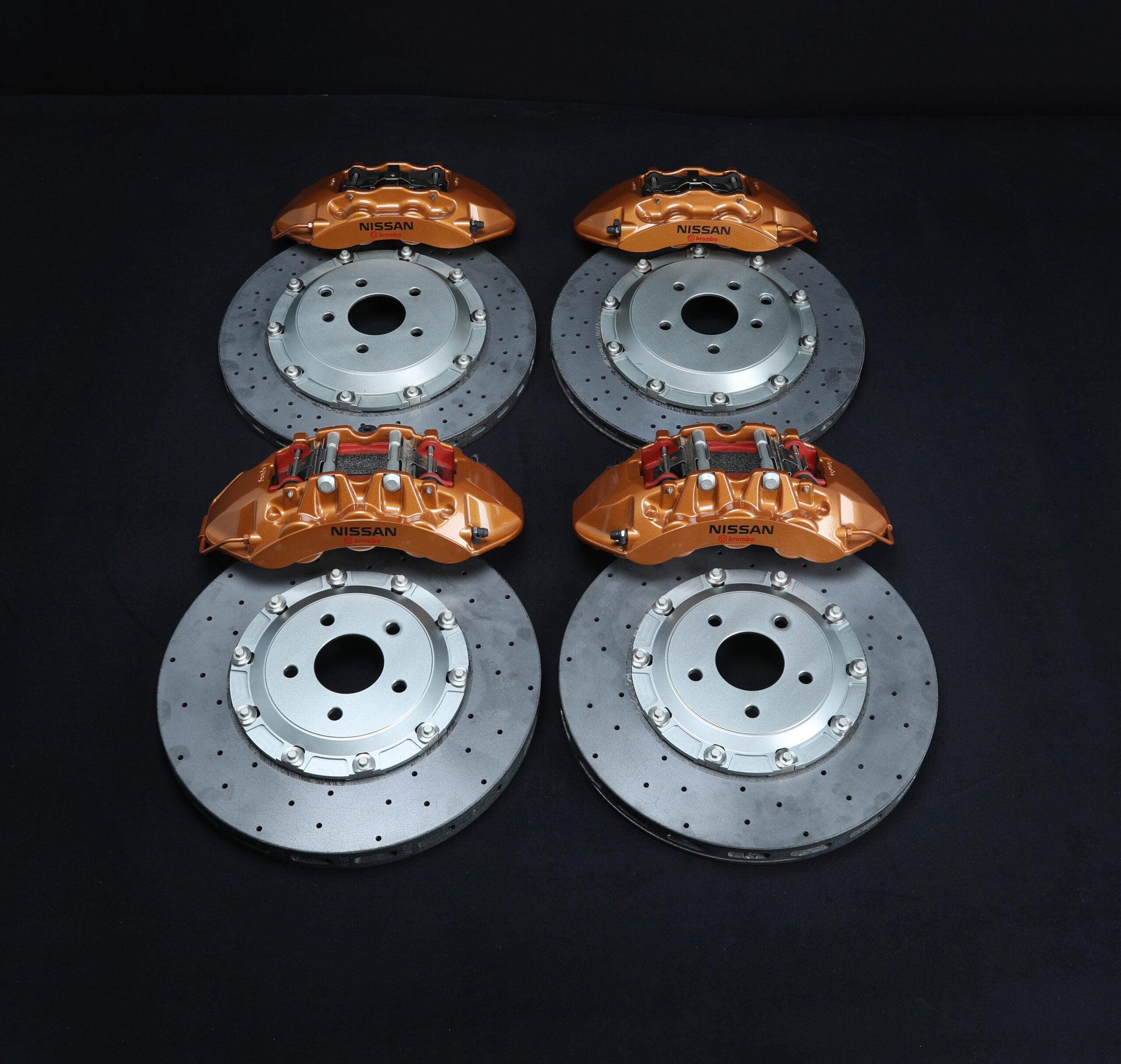 R35 GTR Carbon Ceramic Brake Kit Skyline R32-34 – Nissan Gold with Black Hat