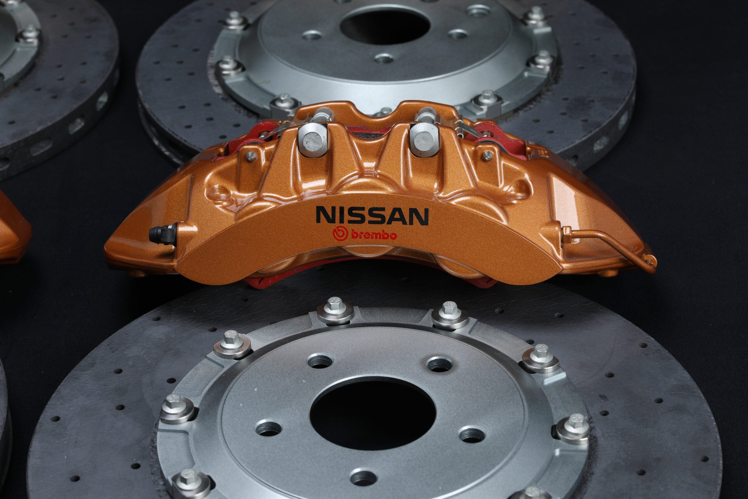 R35 GTR Carbon Ceramic Brake Kit Skyline R32-34 – Nissan Gold with Black Hat