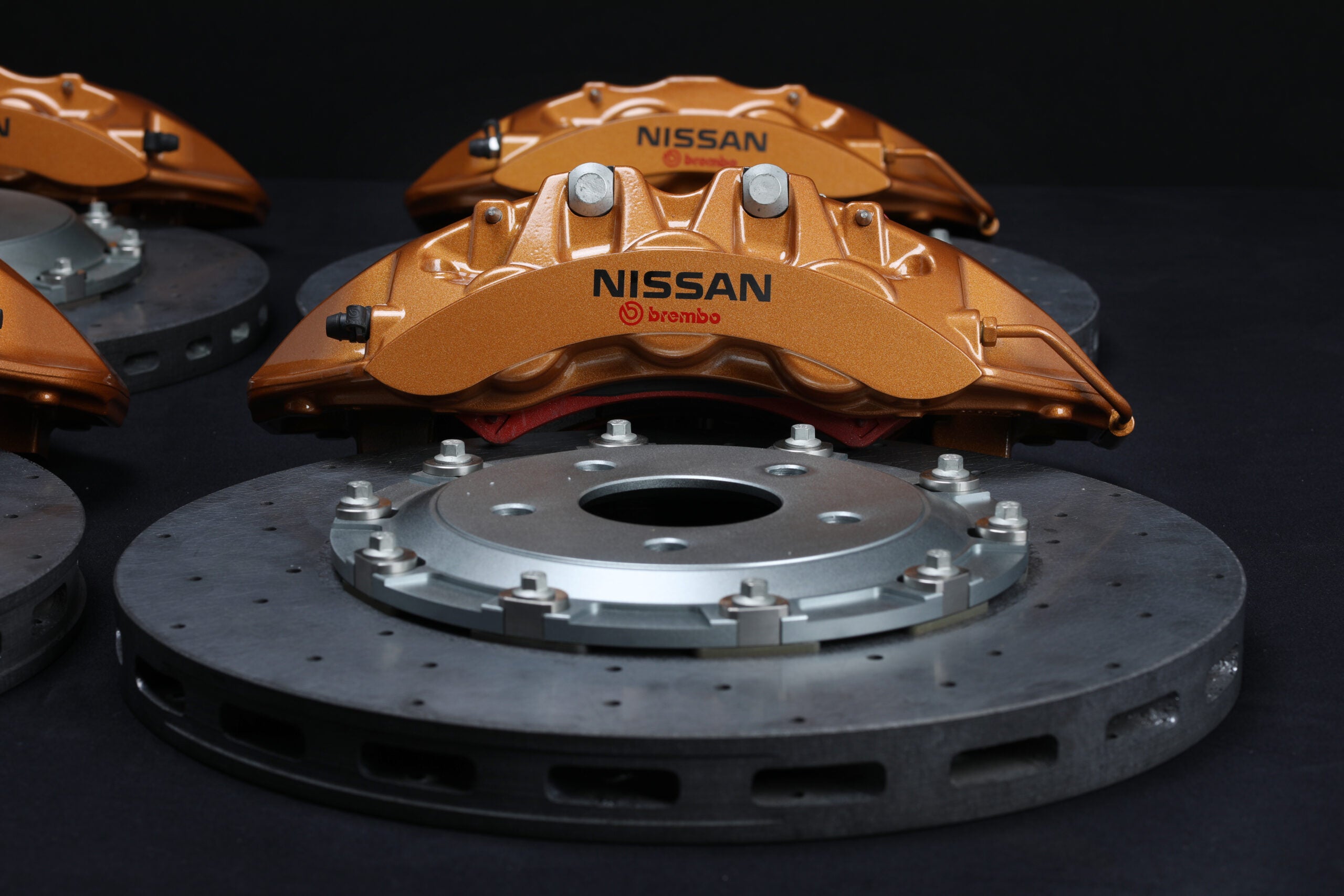 R35 GTR Carbon Ceramic Brake Kit Skyline R32-34 – Nissan Gold with Black Hat
