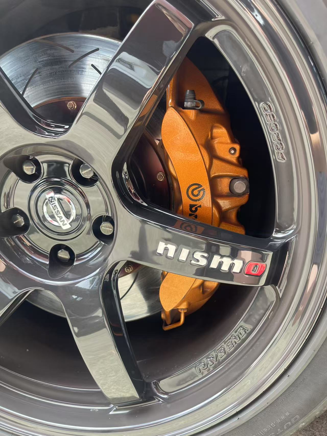 R35 GTR Brake Adapter Kit (V4) to Suit Skyline R32, R33, R34 – Cross Drilled Rotors