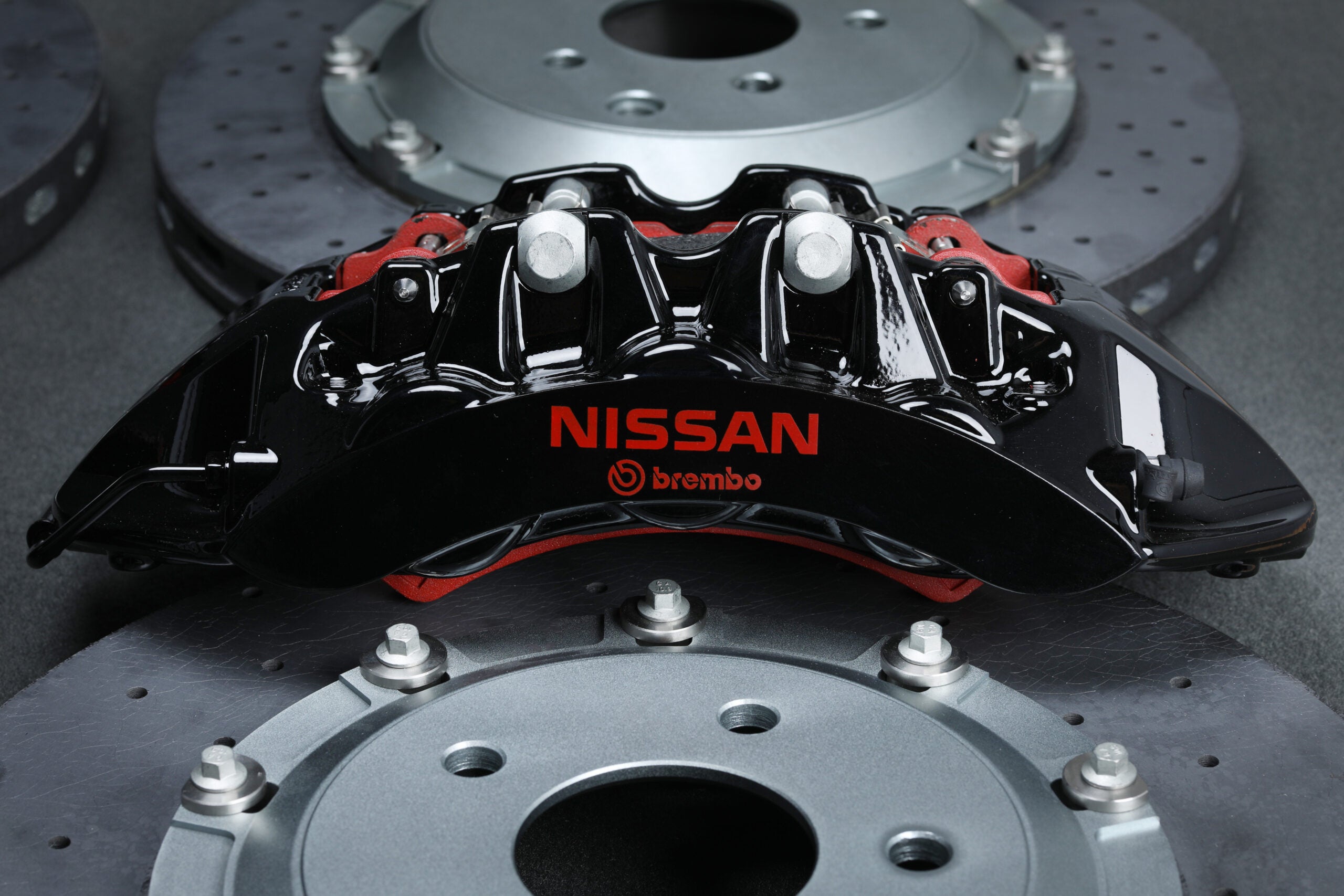R35 GTR Carbon Ceramic Brake Conversion Kit – Nissan Skyline R32-R34 – Black Calipers with Black Hat