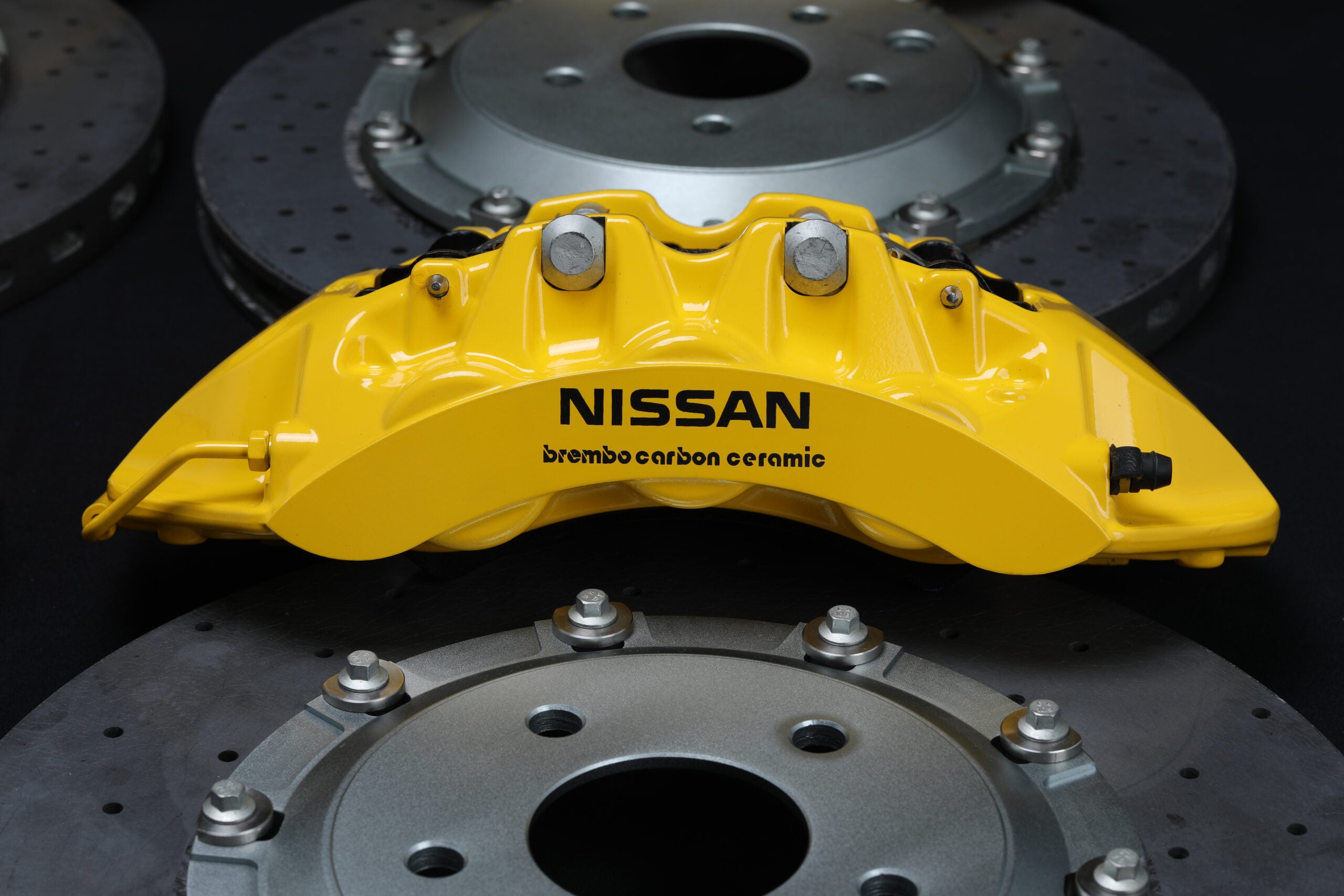R35 GTR Carbon Ceramic Brake Conversion Kit – Nissan Skyline R32-R34 – Yellow Calipers with Black Hat